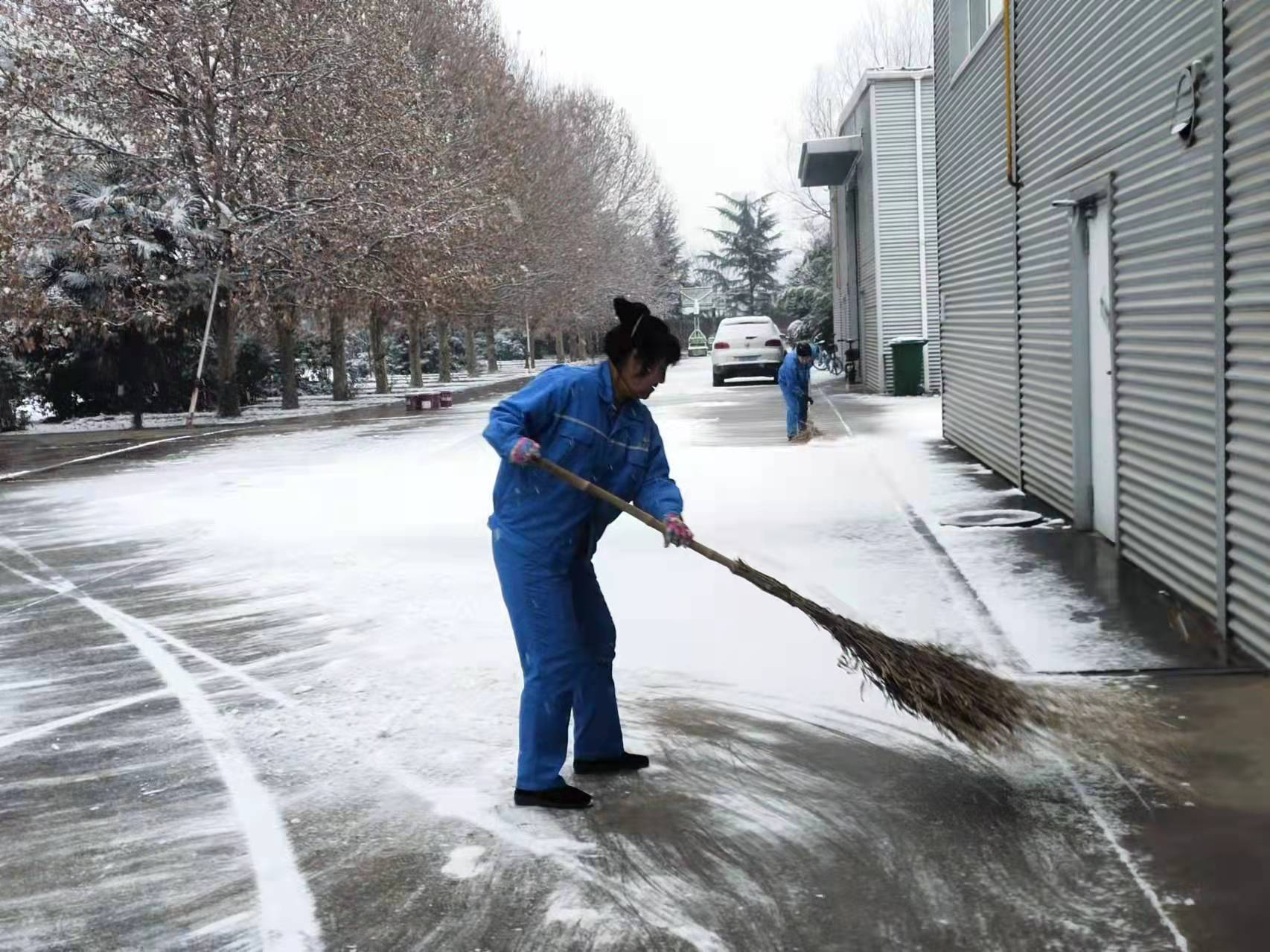 亚丰物业：扫雪铲冰保畅通 齐心协力暖人心