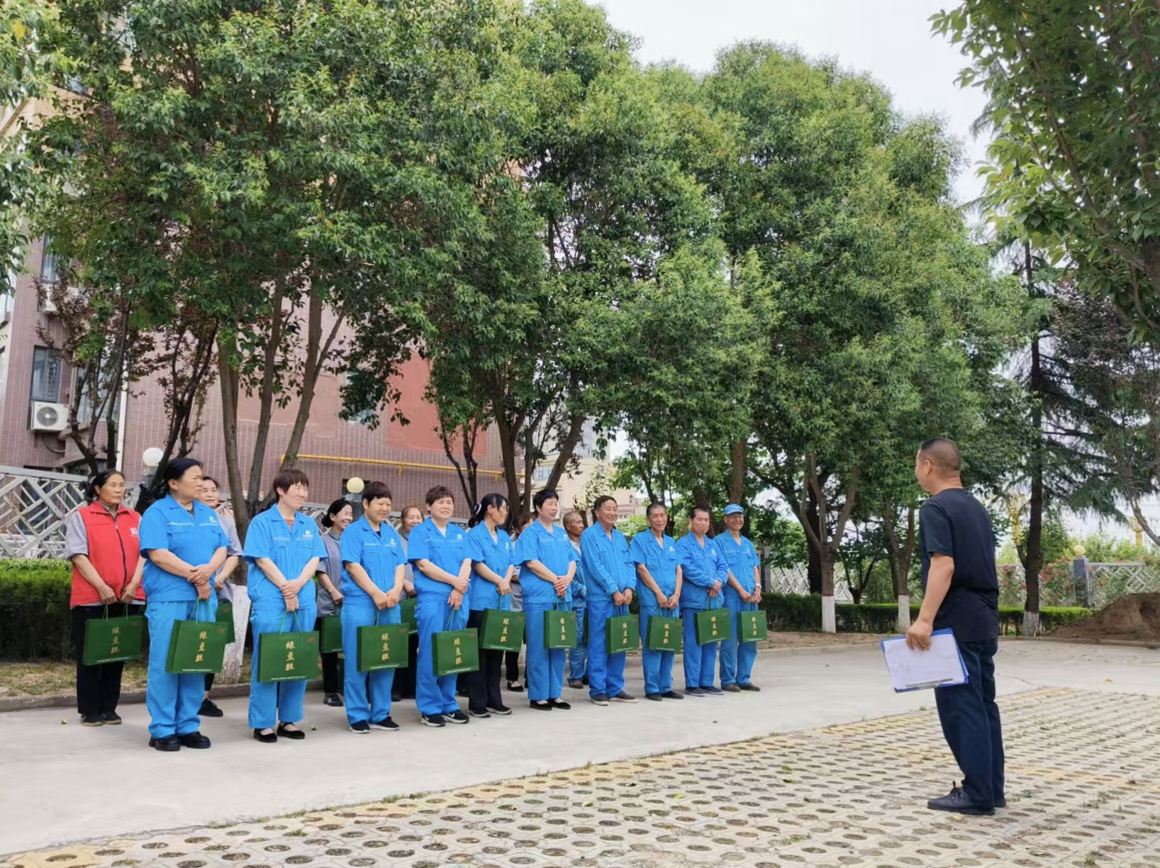 端午传情 温暖同行&mdash;&mdash;亚丰物业为全体员工发放节日福利